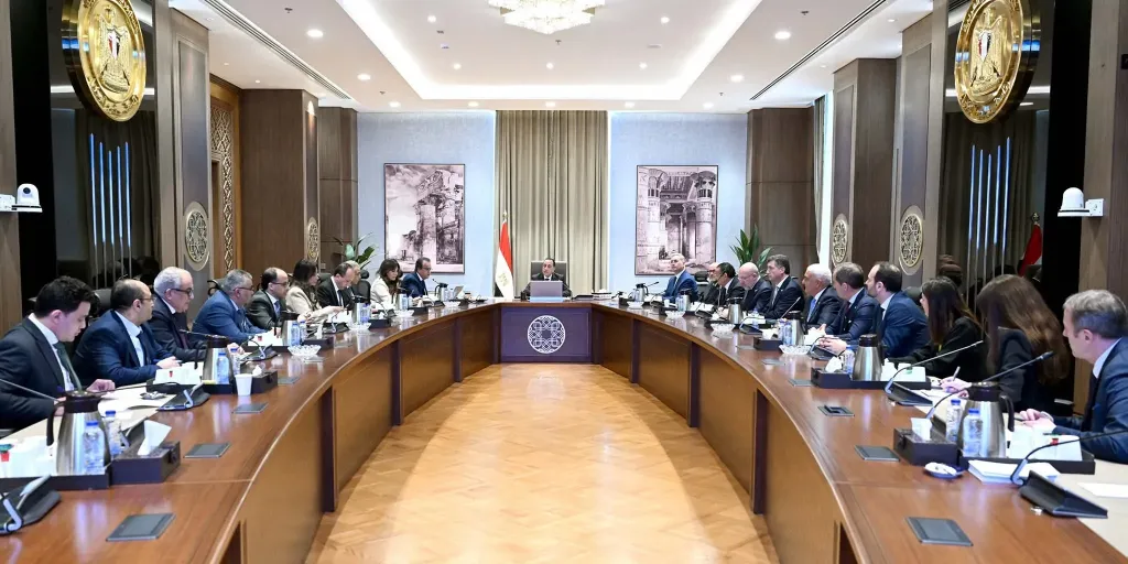 رئيس الوزراء يلتقي مسئولي شركة ”إيني” ومجموعة مستشفيات ”سان دوناتو” الإيطالية لبحث أوجه التعاون المشترك