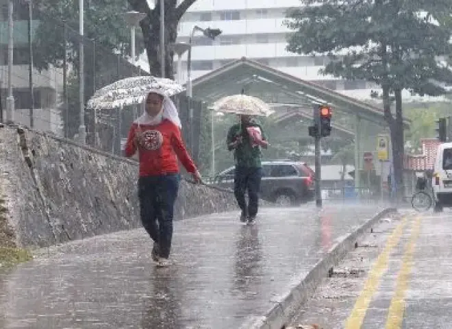 الأرصاد: فرص الأمطار مستمرة خلال الساعات المقبلة وتصل إلى غزيرة بتلك المناطق