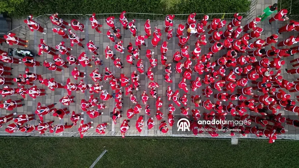 بالزي الأحمر.. مكسيكو سيتي تحتضن سباق بابا نويل