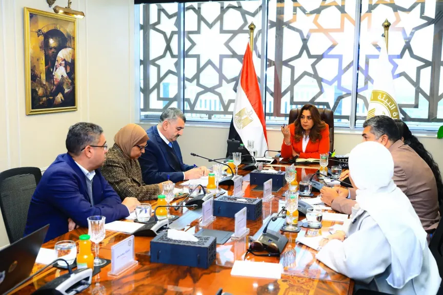 وزيرة التنمية المحلية والقائم بأعمال وزير البيئة تعقد اجتماعًا موسعًا مع عدد من رؤوساء قطاعات وزارة البيئة
