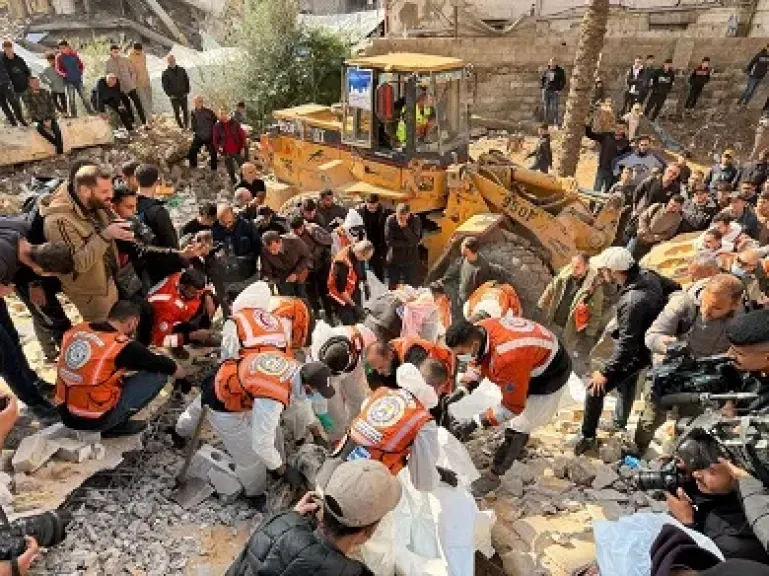 انتشال جثامين 30 شهيدا من عائلة واحدة في غزة