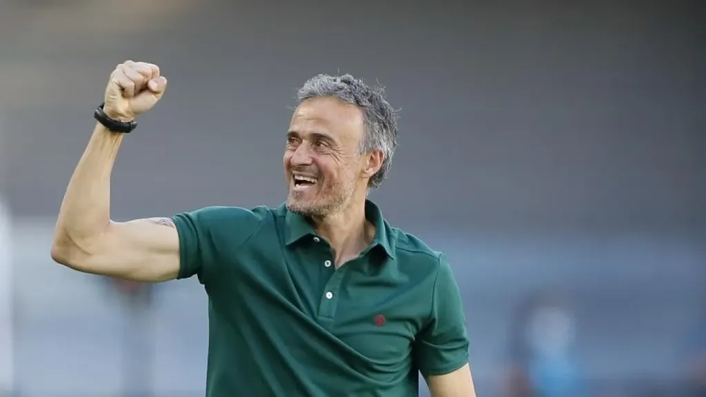 لويس إنريكي يتوج بجائزة أفضل مدرب في العالم لعام 2025