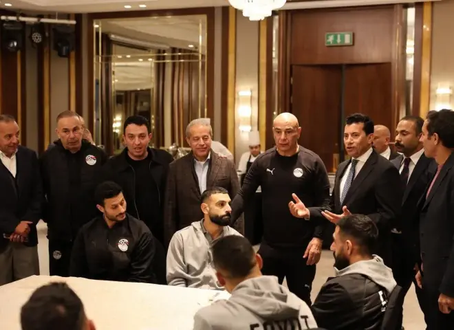 وزير الرياضة يؤازر المنتخب الوطني لكرة القدم ويحفز اللاعبين