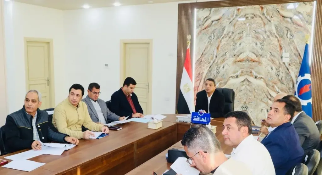 محافظ السويس يعقد اجتماع لجنة البت لتقنين أوضاع الأراضي والمباني