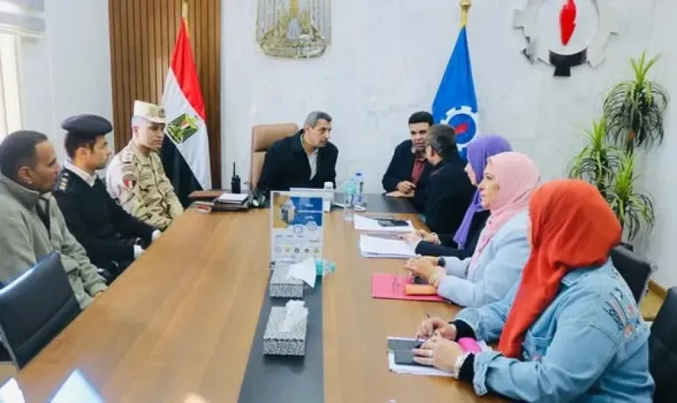 في اليوم الأول لأنتخابات الإعادة لمجلس النواب 2025.. محافظ السويس يتابع سير العملية الإنتخابية من مركز الشبكة الوطنية للطوارئ