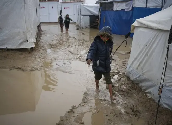 أطفال غزة يموتون من البرد.. الأونروا تجدد دعوتها لدخول المساعدات الإنسانية إلى القطاع فورا