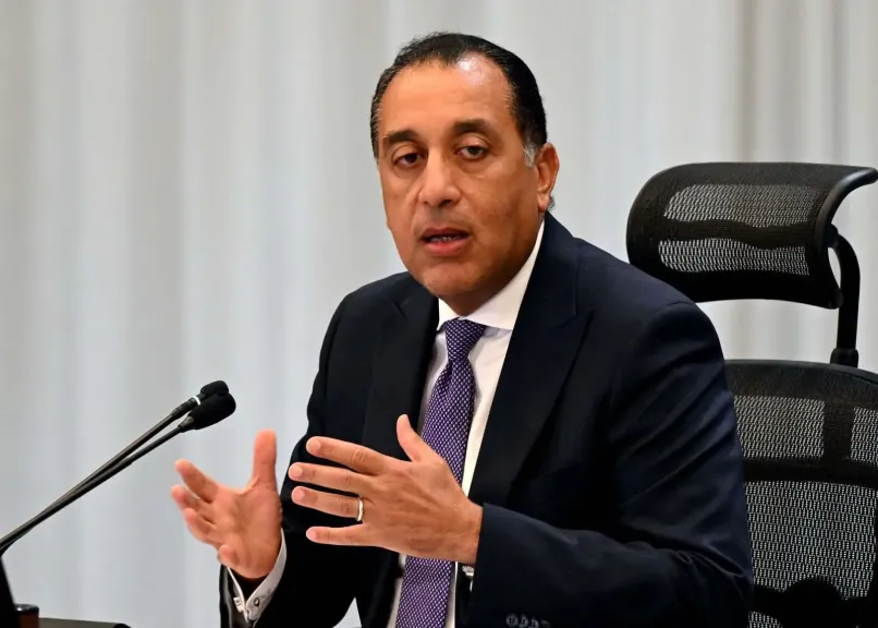 رئيس الوزراء يطمئن المواطنين بشأن القروض الجديدة والديون