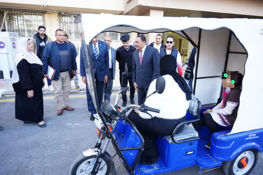 محافظ مطروح يهدي مواطنة اسكوتر كهربائي لمساعدة ابنتها على الحركة