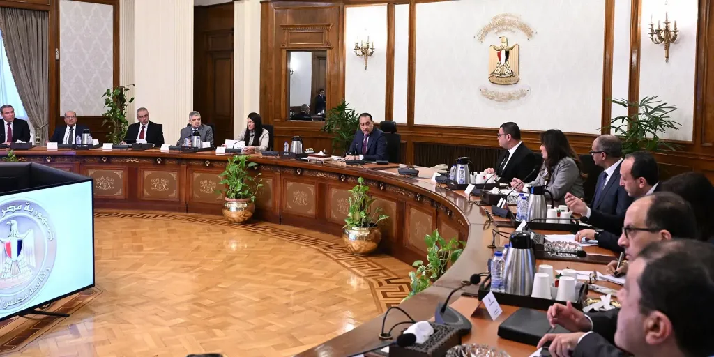 رئيس الوزراء يُتابع الموقف التنفيذي لمشروعات تحلية مياه البحر