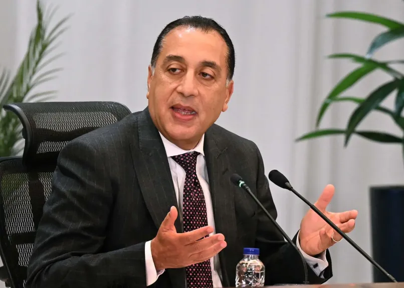 رئيس الوزراء يصل مطار القاهرة عائدا من العاصمة اللبنانية بيروت