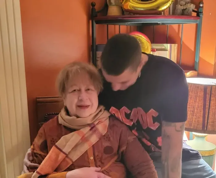 محمد إمام يقدم العزاء لصديقه أحمد الفيشاوي في وداع والدته الفنانة سمية الألفي