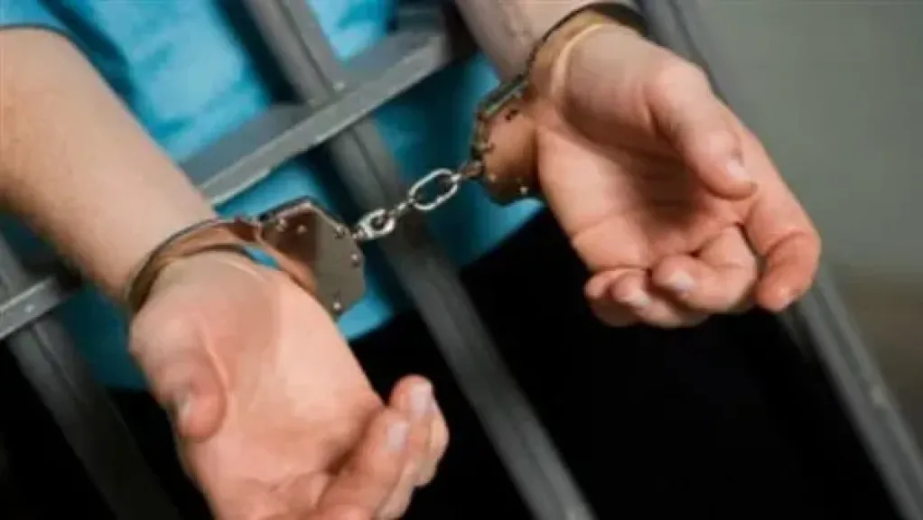 السجن المشدد 15 عامًا لحلاق في سوهاج بعد إدانته بمحاولة الاعتداء على طفلة داخل صالونه