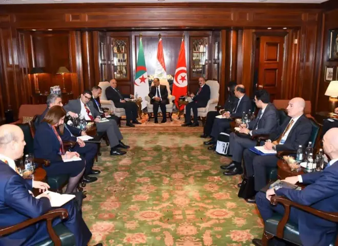 وزير الخارجية يعقد اجتماعاً ثلاثياً حول ليبيا مع نظيريه الجزائري والتونسي