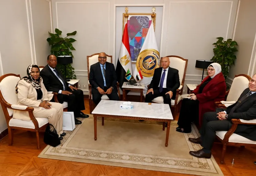 وزير الصناعة والنقل يبحث مع وزيري الخارجية والإعلام والثقافة والرياضة بتنزانيا إطلاق مشروعات استراتيجية مشتركة في قطاعي النقل والصناعة