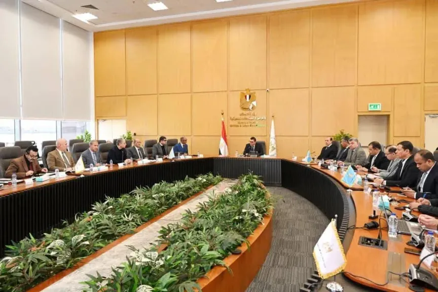 وزير الإسكان يعقد اجتماعاً لمتابعة موقف مشروعات المبادرة الرئاسية ”حياة كريمة”