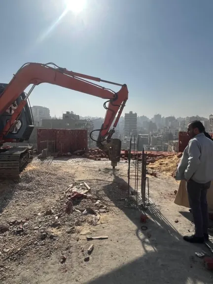 حي شرق مدينة نصر يتصدي لعقار مخالف وهدم الأدوار المخالفة من الخامس حتي الحادي عشر