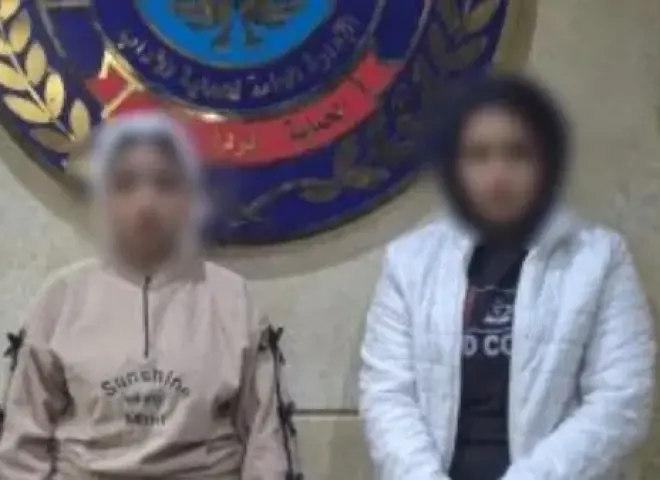 ضبط فتاتين تروجان للرذيلة من خلال تطبيق علي الهاتف