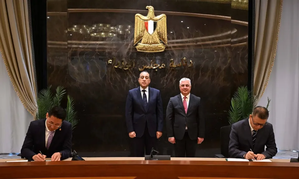 رئيس الوزراء يشهد مراسم توقيع 3 عقود مشروعات صناعية بالمنطقة الاقتصادية لقناة السويس باستثمارات 1.15 مليار دولار