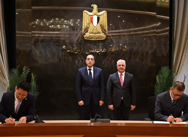 رئيس الوزراء يشهد مراسم توقيع 3 عقود مشروعات صناعية بالمنطقة الاقتصادية لقناة السويس باستثمارات 1.15 مليار دولار
