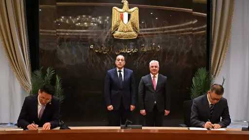 رئيس الوزراء يشهد مراسم توقيع 3 عقود مشروعات صناعية بالمنطقة الاقتصادية لقناة السويس باستثمارات 1.15 مليار دولار