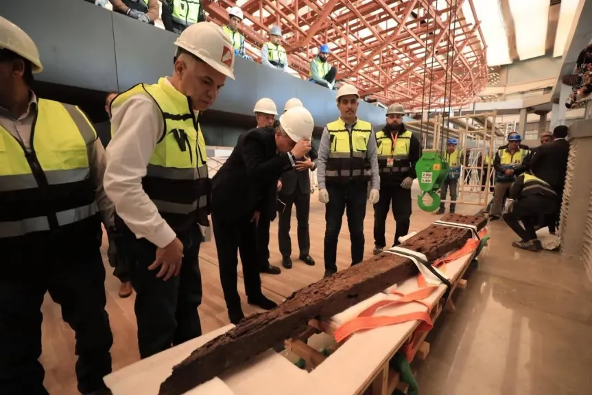 وزير السياحة يشهد تثبيت أول قطعة خشبية على الهيكل الخاص بإعادة تركيب مركب الملك خوفو الثانية بالمتحف المصري
