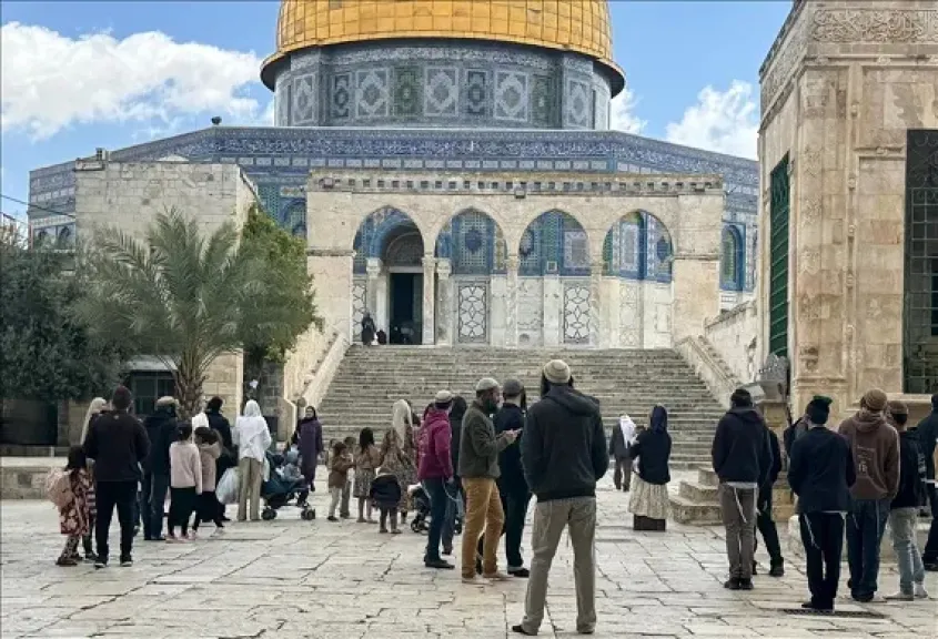 121 مستوطنا يقتحمون المسجد الأقصى ويؤدون طقوسا تلمودية