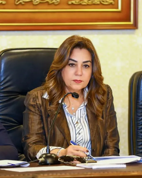 وزيرة التنمية المحلية تتابع مع محافظ الجيزة تداعيات حادث انهيار عقار إمبابة