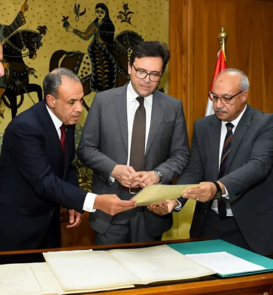وزير الخارجية يتسلم وثائق ومستندات وخرائط تاريخية بعد ترميمها