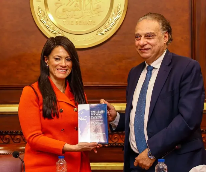 وزيرة التخطيط والتنمية الاقتصادية والتعاون الدولي تُهدي لجنة الشئون الخارجية بمجلس الشيوخ نسخة من كتابها «الدبلوماسية الاقتصادية لتعزيز التعاون الدولي والتمويل الإنمائي»