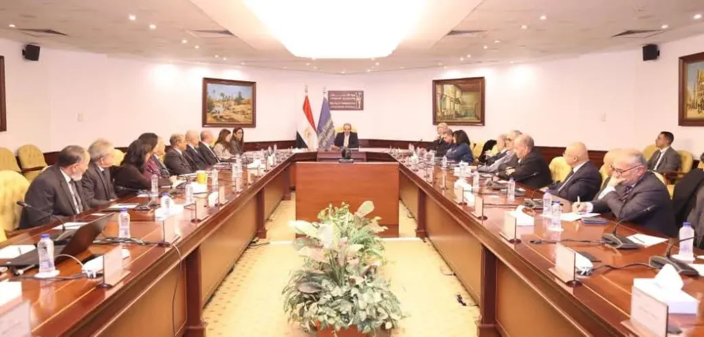 وزير الاتصالات وتكنولوجيا المعلومات يعقد مائدة مستديرة مع لجنة التحول الرقمي بغرفة التجارة الأمريكية بالقاهرة