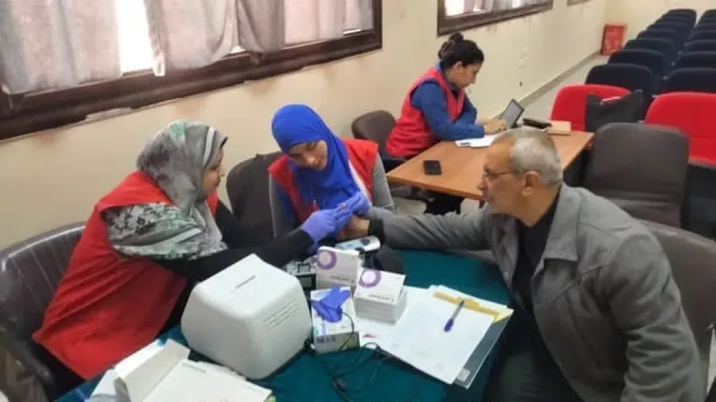 جامعة الوادي الجديد تنظم قوافل طبية للكشف عن الأمراض المزمنة وصحة المرأة
