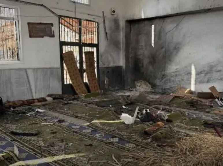 التلفزيون السوري: انفجار صلاة الجمعة في حمص تم بعبوات ناسفة مزروعة بالمسجد