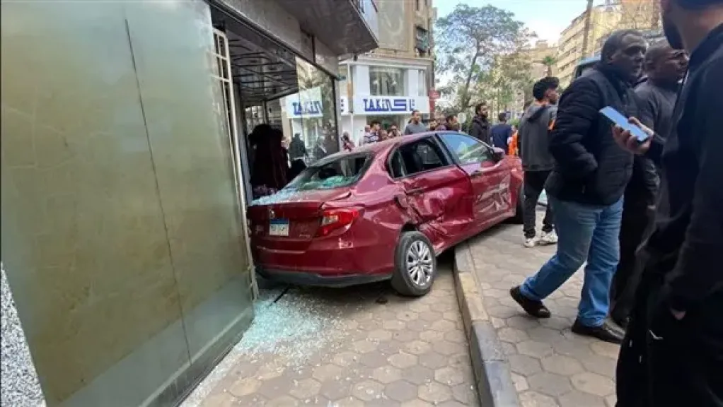 تصادم بين ميني باص وملاكي بالمهندسين دون إصابات