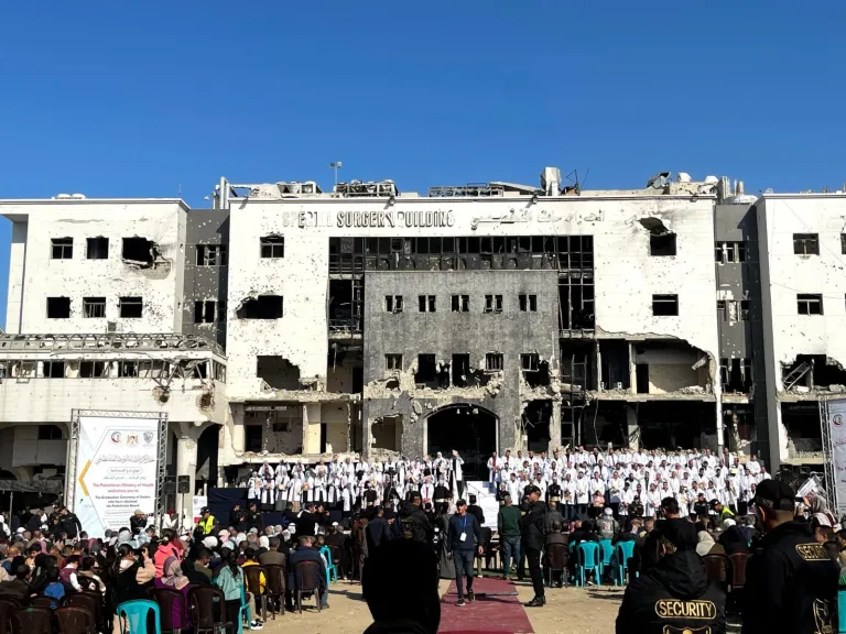 من تحت الركام يولد الأمل.. نقابة أطباء مصر تحيّي تخريج 168 طبيبا فلسطينيا من قلب مجمع الشفاء وتنعى شهداء «درع الإنسانية»