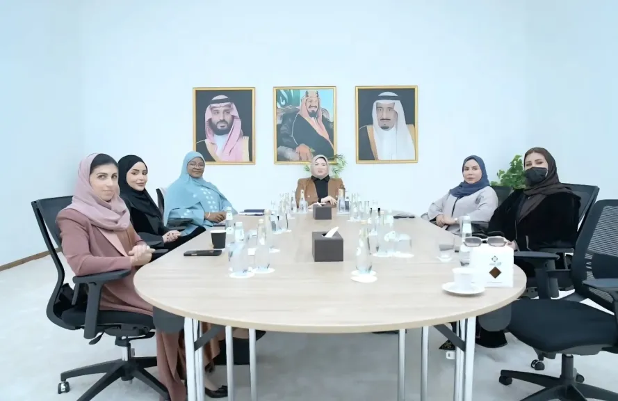النعيمي تستعرض تجربة البحرين في ”تكافؤ الفرص” خلال اجتماع لجنة المرأة العاملة الخليجية بالعُلا.