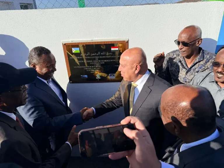 وزير النقل يفتتح محطة الطاقة الشمسية بمنطقة عرتا بجيبوتي