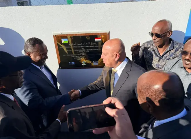 وزير النقل يفتتح محطة الطاقة الشمسية بمنطقة عرتا بجيبوتي