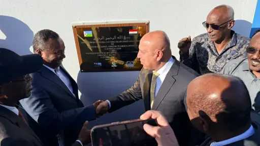 وزير النقل يفتتح محطة الطاقة الشمسية بمنطقة عرتا بجيبوتي