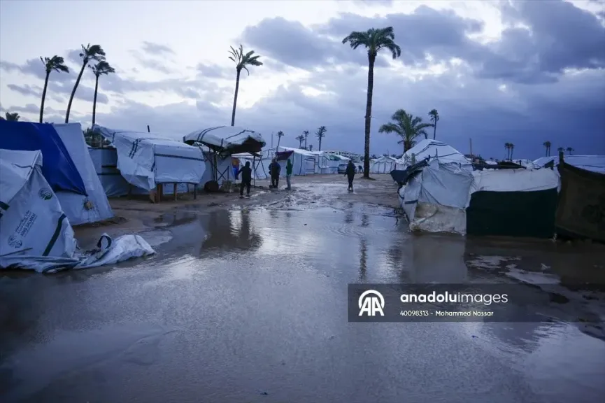 بؤر خوف وبرد.. خيام النازحين الفلسطينيين بغزة تغرق في وحل الشتاء