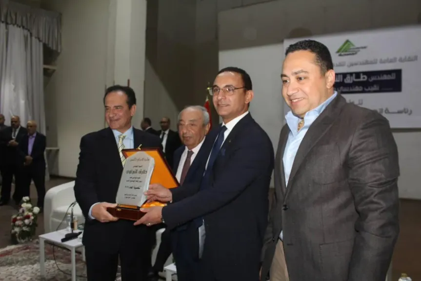 نقابة المهندسين تكرم الفنان محمد ثروت بدرع الإبداع والتميز