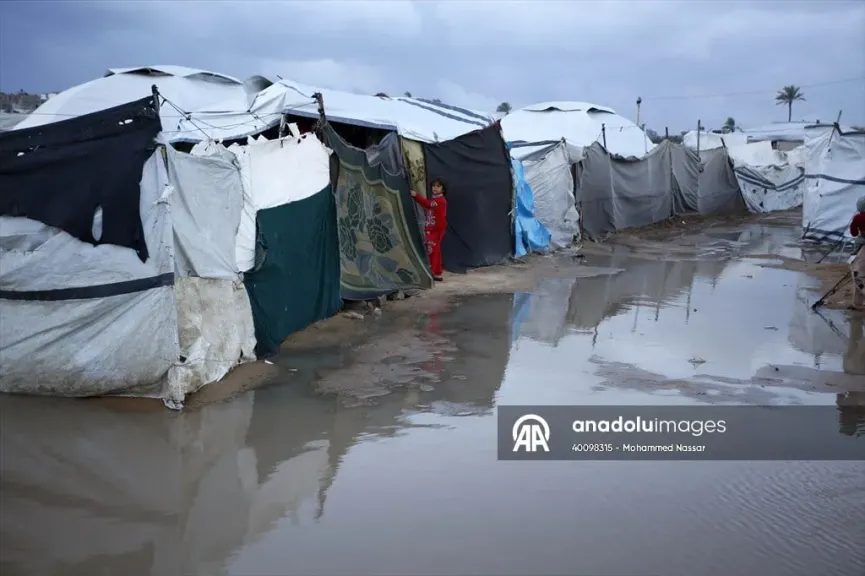 تداعيات المنخفض الجوي.. الدفاع المدني في غزة: شهيدان وغرق عشرات الخيام