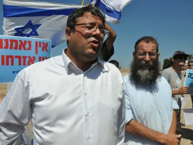 إسرائيل.. فلسطينيون بقرية ترابين يرشقون بن غفير بالحجارة