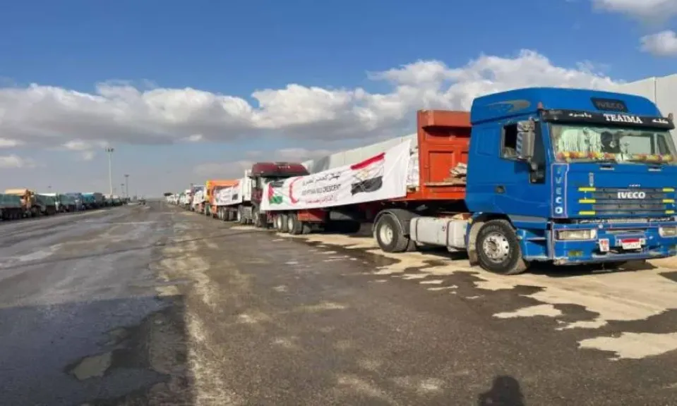 القاهرة الإخبارية: العراقيل الإسرائيلية تؤخر تفريغ المساعدات رغم التدفق المستمر من مصر