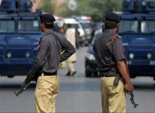 الشرطة الباكستانية تحتجز فتاة مراهقة تم تجنيدها عبر الإنترنت لتنفيذ تفجير انتحاري