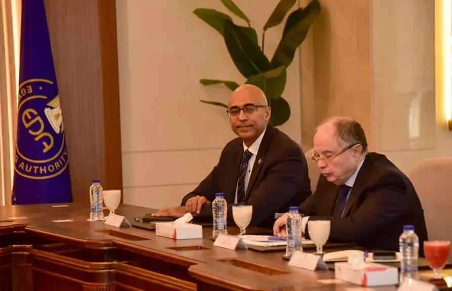 رئيس هيئة الدواء المصرية يعقد اجتماعاً مع ممثلي غرفة صناعة الدواء لبحث تعزيز الصناعات الدوائية