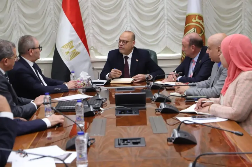 وزير العمل يلتقي وفدًا من مجلس إدارة غرفة صناعة الملابس والمفروشات المنزلية باتحاد الصناعات