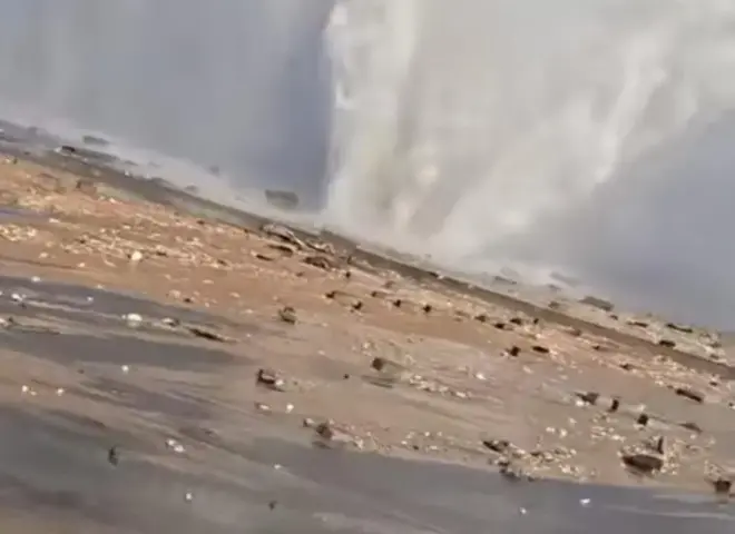 انفجار ماسورة صرف صحي بشارع التسعين بمنطقة التجمع .. صور