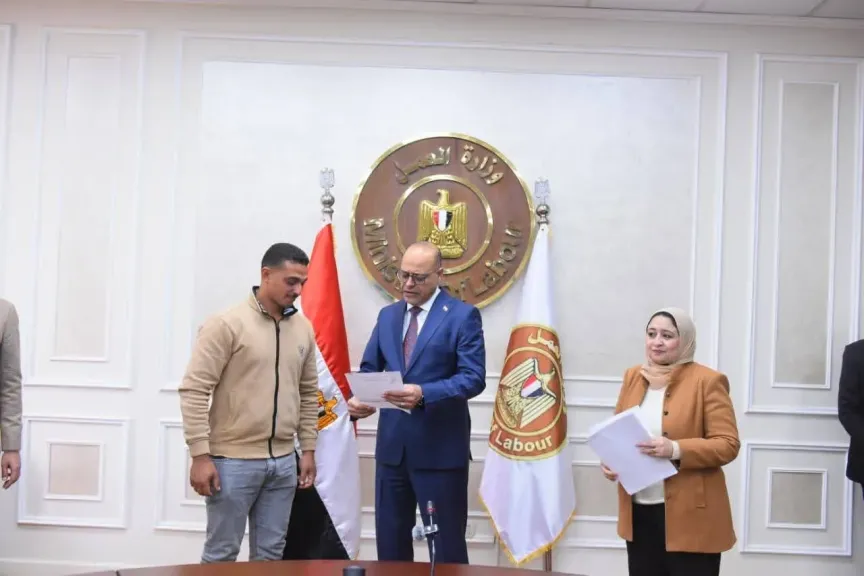 وزير العمل يُسلم دفعة جديدة من عقود العمل بالإمارات والأردن