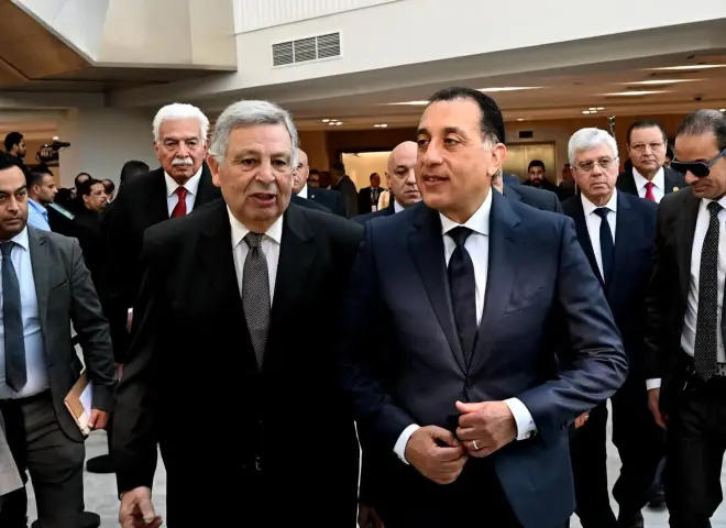 رئيس الوزراء يتفقد عددا من أقسام المستشفى الجامعي بجامعة الجيزة الجديدة