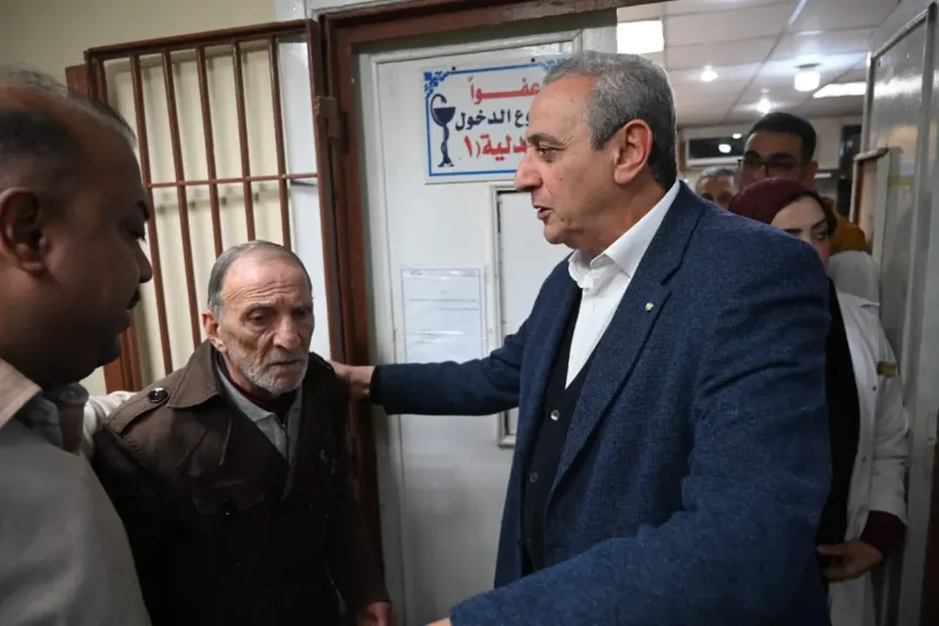 محافظ الغربية يقف بنفسه على شبابيك صيدليات التأمين الصحي بطنطا ويستمع لمطالب المرضى